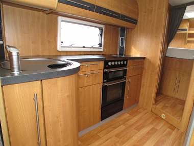  2011-autotrail-chieftain-ros226-24.jpg