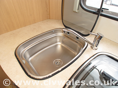  2012-elddis-autoquest-145-uc5466-35.jpg