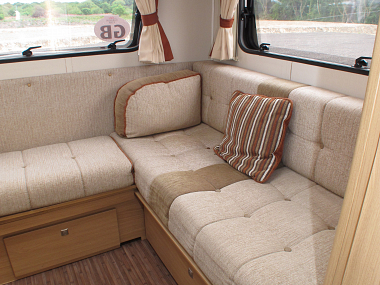  2012-elddis-autoquest-145-uc5466-42.jpg