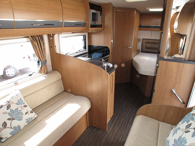 2013-autotrail-tracker-fb-uc5533-2.jpg