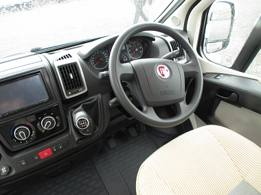  2013-autotrail-tracker-rs-uc5601-12.jpg