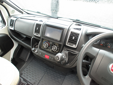  2013-autotrail-tracker-rs-uc5601-13.jpg