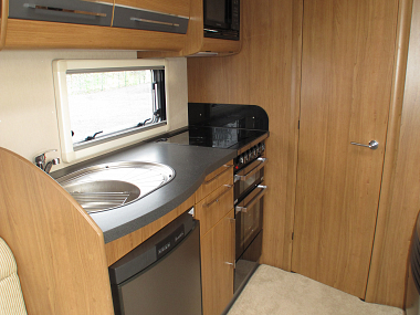  2013-autotrail-tracker-rs-uc5601-22.jpg