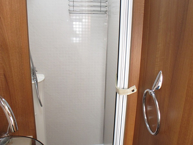  2014-autosleeper-burford-ros285-26_1.jpg