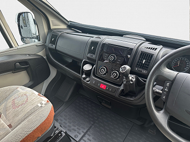  2014-autosleeper-nuevo-ek-for-sale-uc6076-11.jpg