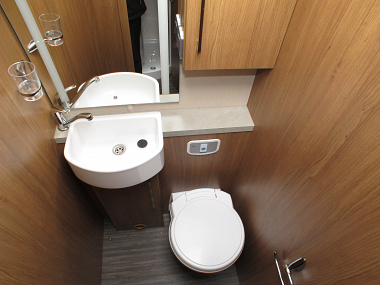  2015-autotrail-frontier-mohawk-for-sale-uc5546-56.jpg