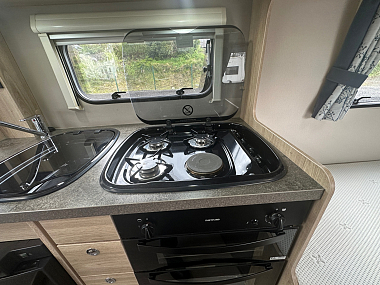  2018-elddis-chatsworth-185-for-sale-uc6136-24.jpg