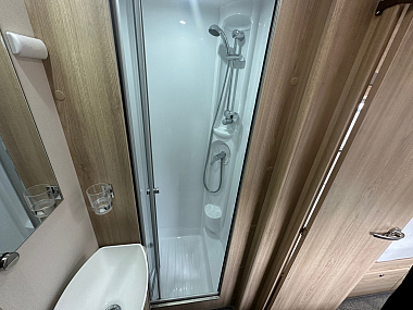  2018-elddis-chatsworth-185-for-sale-uc6136-47.jpg