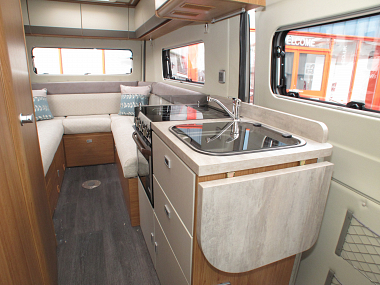  2019-autotrail-v-line-610-sport-at4336-36.jpg