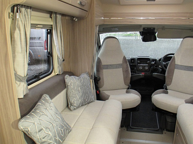  2022-elddis-autoquest-194-for-sale-uc5962-65.jpg