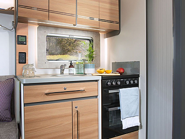 adamo-69-4-kitchen-featuring-thetford-k-series-combined-oven-grill-and-hob.jpg