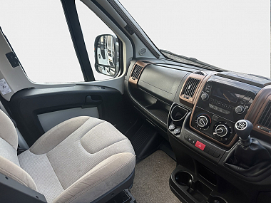  zfa25000002j41130-11-center-console-down.jpg