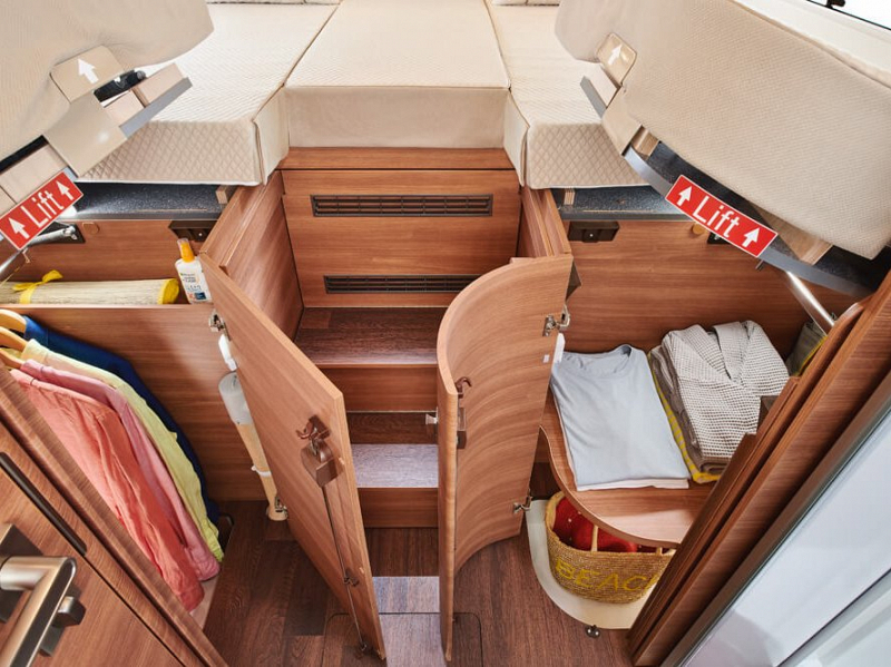 csm-2021-wohnmobil-c-line-49-le-bettschraenke-kleiderschrank-6447341dfa.jpg
