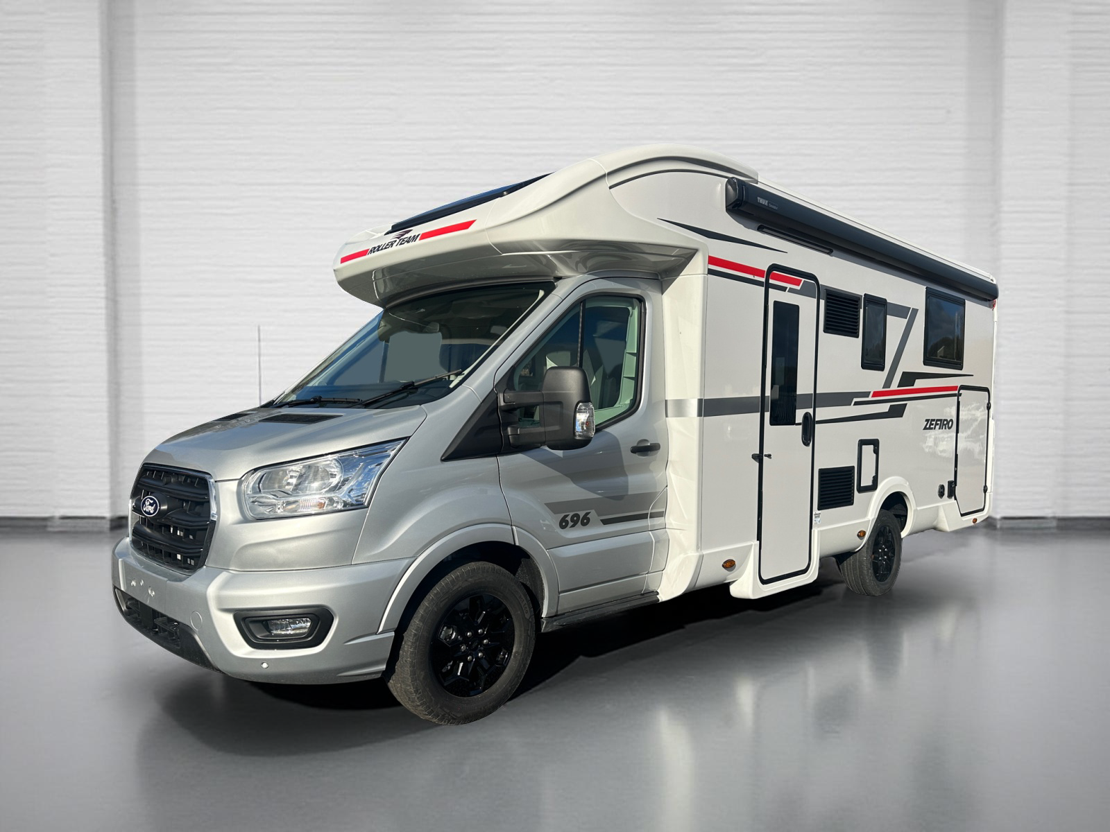 2026 Roller team Zefiro 696. Moondust silver, nearside exterior