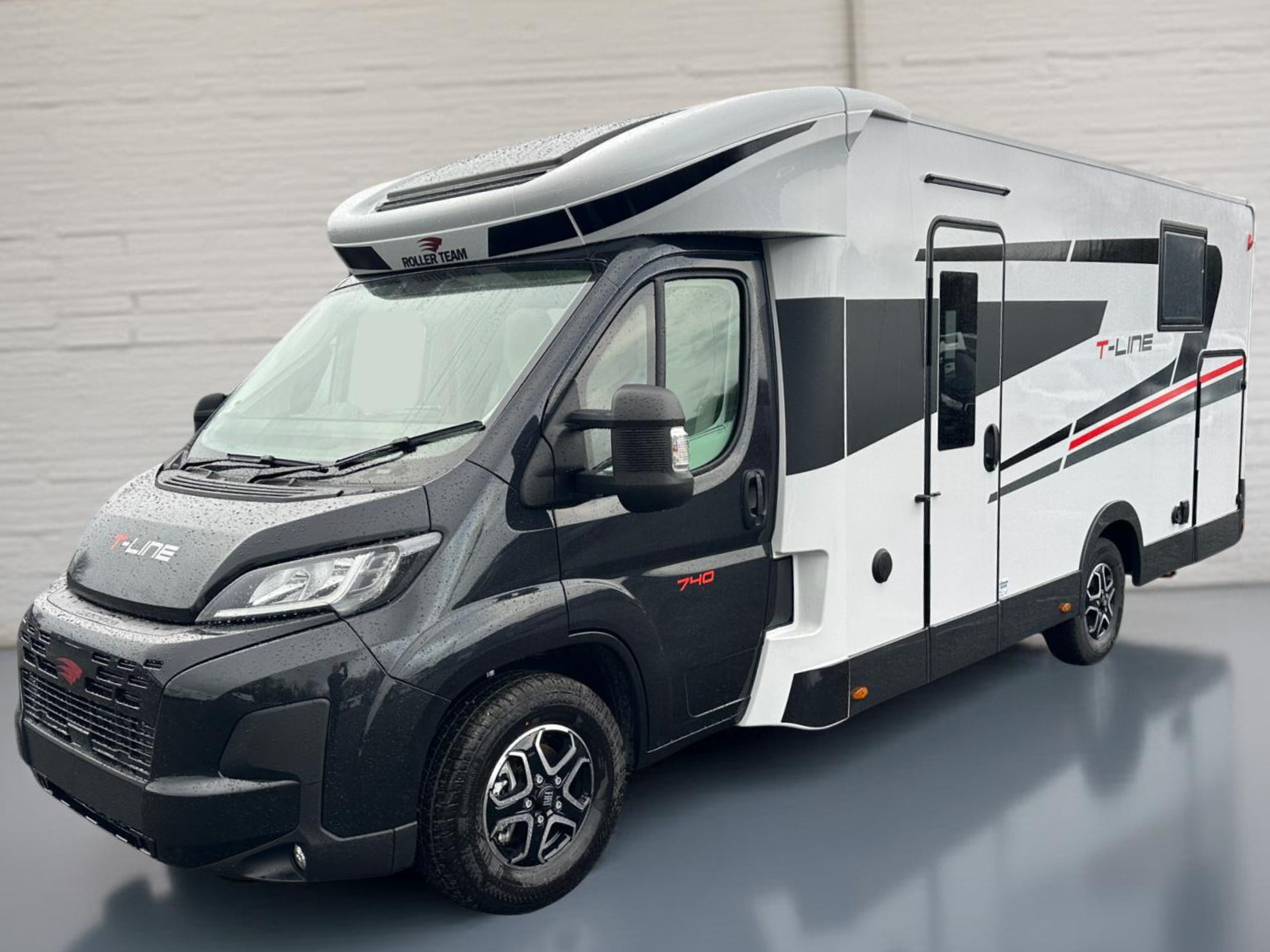 2026 Roller Team T-Line 740 with Black Cab nearside front