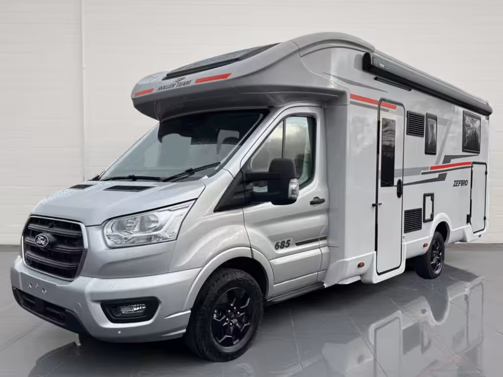 2026 Roller team Zefiro 685 in Moondust Silver nearside front