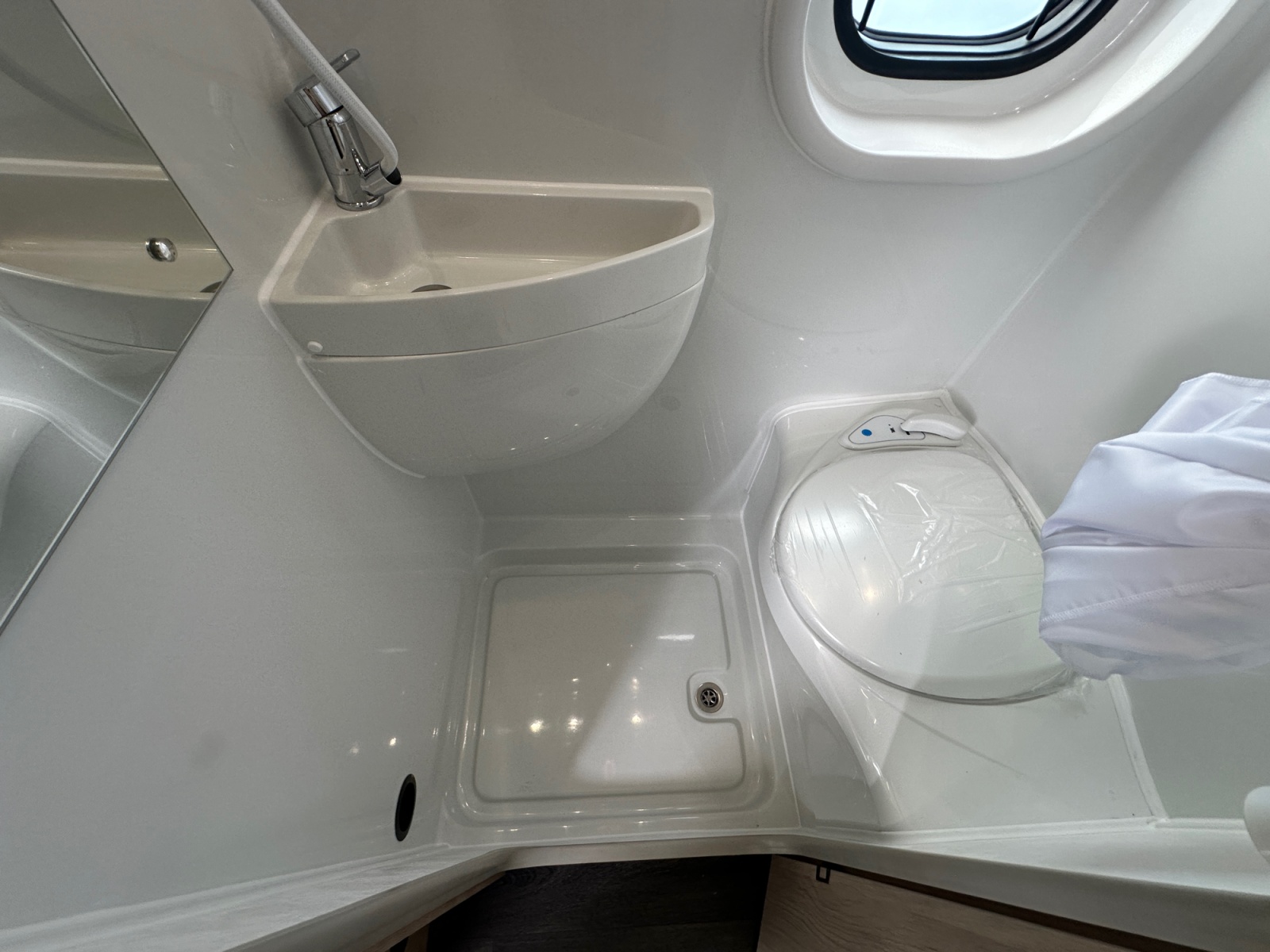 2027 Autotrail Expedition 68 For Sale AT5387 28